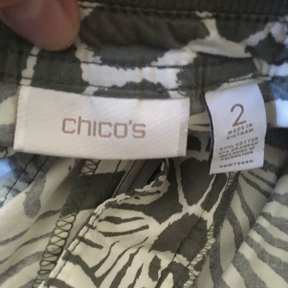 Chico’s 2 green animal print traveler Golfcore skirt - Picture 2 of 3